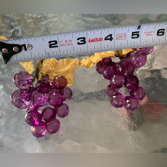 Vintage (Set of 2) Purple Lucite Acrylic Faceted Cluster Grapes w/ Gold Leaves - Picture 11 of 14